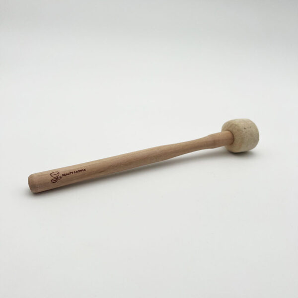 Filzschlägel Small Stiel aus Holz mit Beauty & Bowls Logo Gravur
