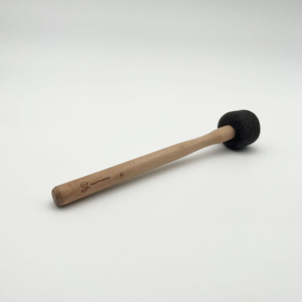 Filzschlägel Small Stiel aus Holz mit Beauty & Bowls Logo Gravur